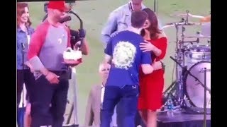 Priyanka Chopra Nick Jonas KISS in Public | Viral Video