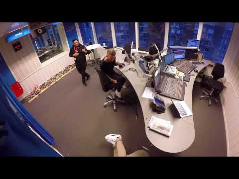 Joakim Lundell blir prankad i RIX FM-studion