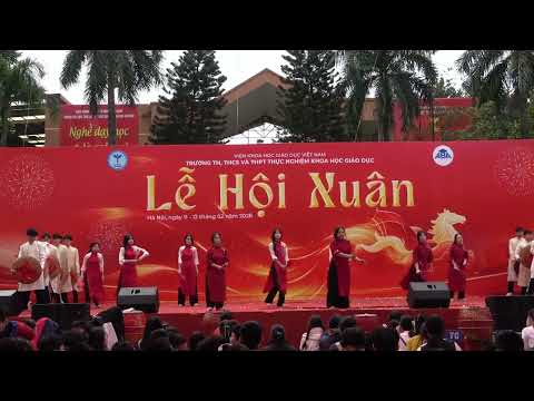 Tập thể lớp 10A2 biểu diễn Mashup "Tết đoàn viên" trong Lễ Hội Xuân 2026