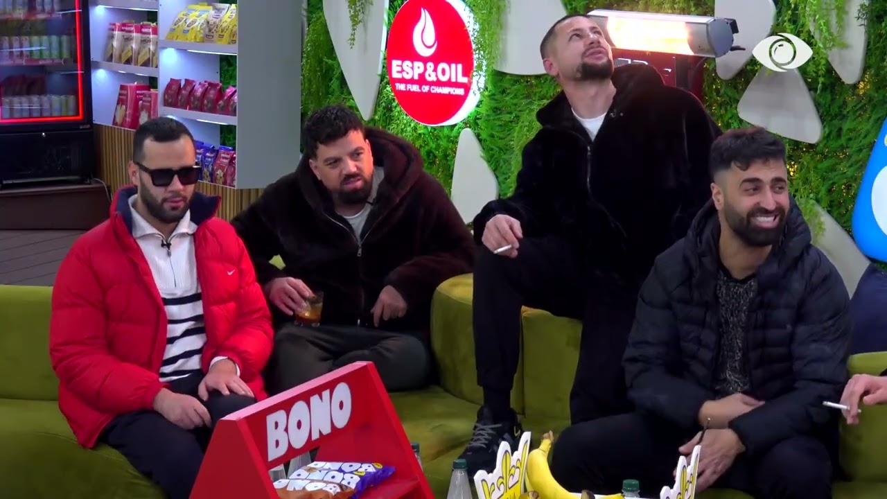 E urrej shiun kur bie…/ Eriku këndon, banorët e duartrokasin