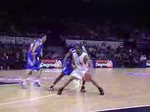 42 13-11-07 Ulebgame BCO-Dynamo Moscow - Chris Mc Cray ieder