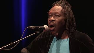 Un autre regard sur les réugiés | Geoffrey Oryema | TEDxLorient