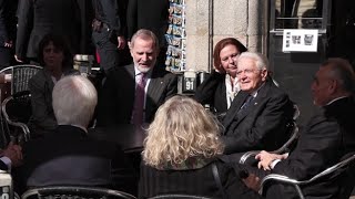 Il presidente Mattarella e re Felipe VI prendono un caffè nella Plaza Mayor di Salamanca: sorpres...