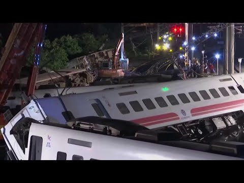 台湾で列車が脱線した後の生存者を探すための必死の捜索｜NBCナイトリーニュース (Desperate Search For Survivors After Train Derails In Taiwan | NBC Nightly News)