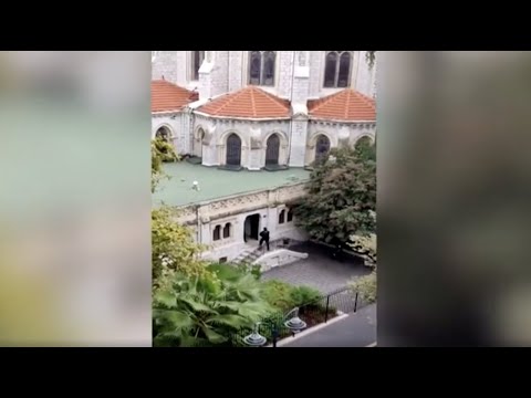 法國襲擊事件中女子被斬首，另有兩人死亡 (Woman beheaded and two others dead in France attack)