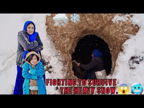 Snow and deadly cold😱Homeless mother finds a strange shelter-will they survive?