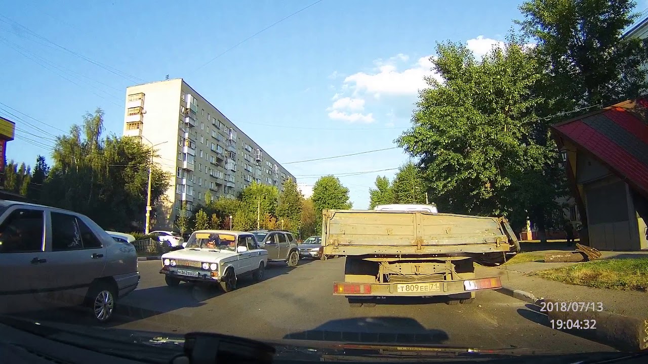 Проломили борт грузовика и выпали на дорогу стальные болванки