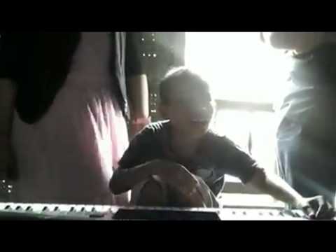 Anak tuna netra jago main piano