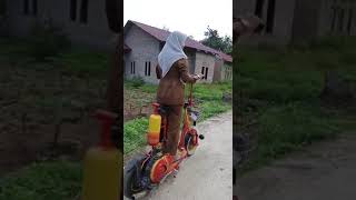 Download lagu cewek cantik,pulang kerja naik Vespa otopet mp3