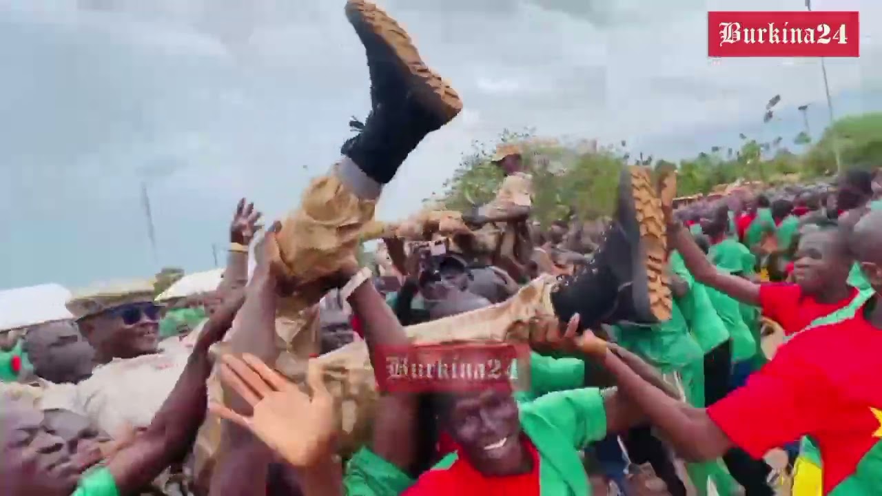 La joie des appelés en immersion patriotique obligatoire qui soulèvent leurs formateurs