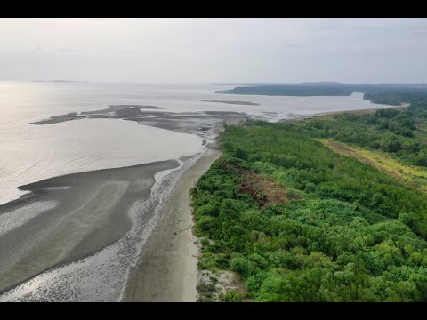 Playa y pueblo de Chinina