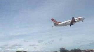 preview picture of video 'Decolagem 737 de Porto Seguro'