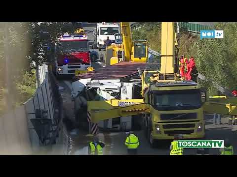 2020-10-09 LUCCA - TIR SI RIBALTA SULLA BRETELLA, MUORE CONDUCENTE