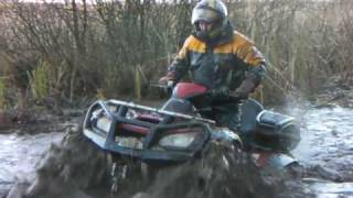 preview picture of video 'ATV Honda fighting mud with ice'