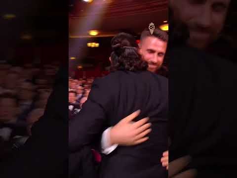 🇪🇸 L'accolade des champions du monde ! David Raya félicite Unai Simon pour son titre #ballondor