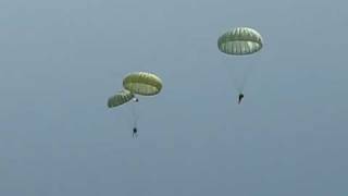 preview picture of video 'parachutages st mere eglise 2009 3'