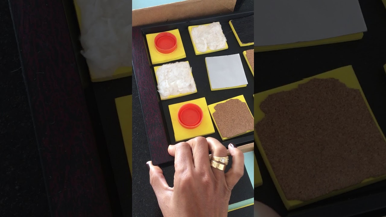 Jogo da memória tátil para crianças com deficiência visual.