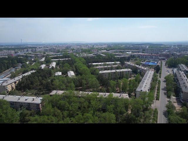 Некошеная трава, переполненные мусорные площадки и огромные ямы