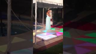 Amanda Mena cantando en sus 15 años