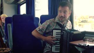 Maraveyas - To kalokeri efige (LIVE session on train)