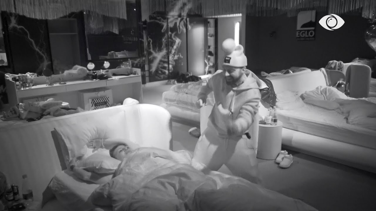 Gjesti i bie kitarës tek krevati i Gertës teksa banorja tenton të flerë gjumë