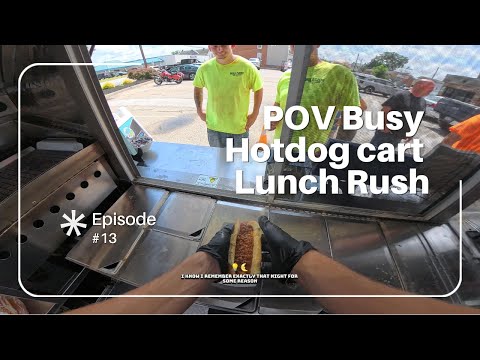 POV – Betrieb eines gut besuchten Hotdog-Stands während des Mittagsansturms!