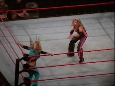 10.27.05 WWE HOUSE SHOW Trish Stratus vs Torrie Wilson (Ashley & Victoria)