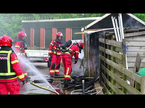 Uitslaande brand in overkapping in Holwierde, woning op het nippertje gespaard