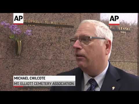 Service held for Detroit funeral home cremains