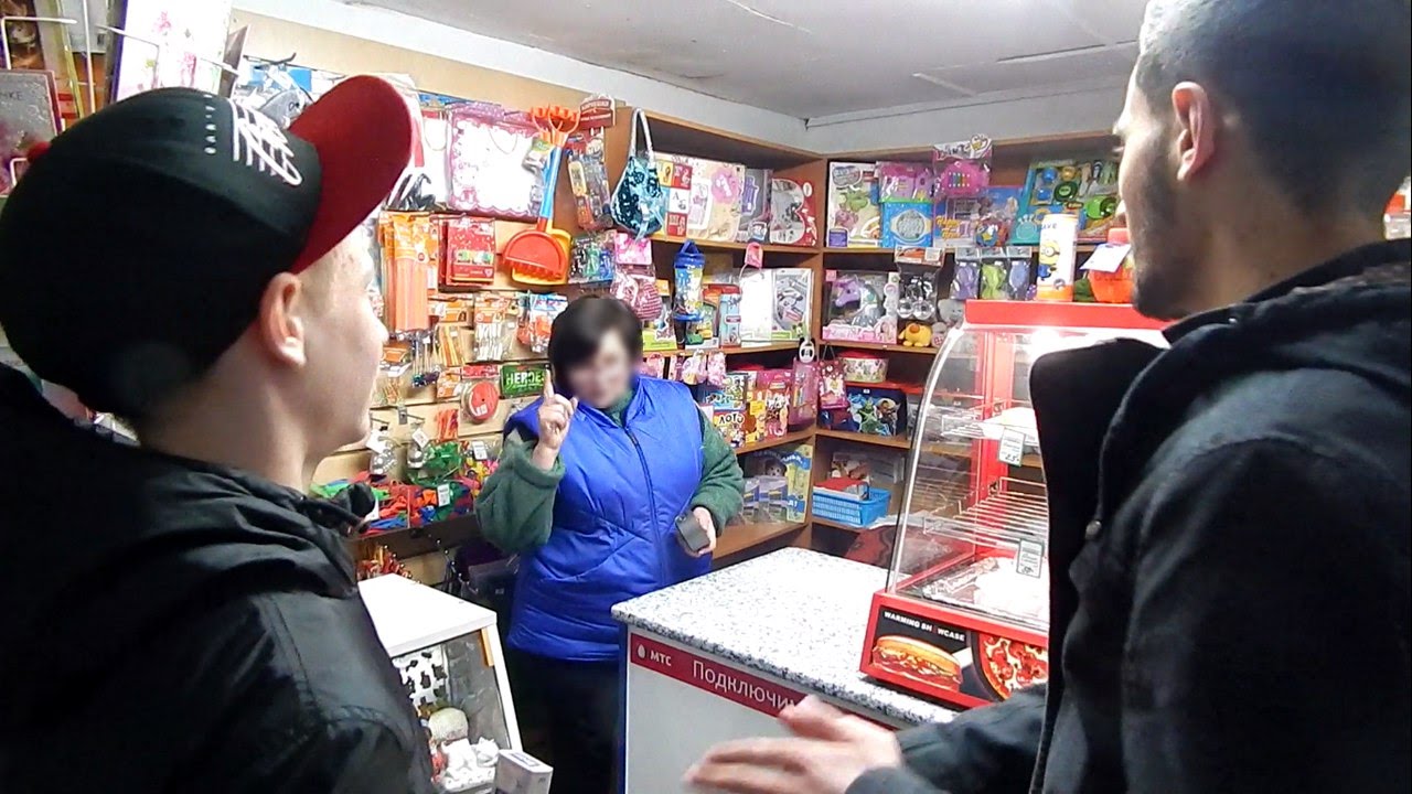 Продавец сигарет. Где продают сигареты несовершеннолетним. Магазин сигарет. Где продают сигареты несовершеннолетним. Продавщица с сигаретой.