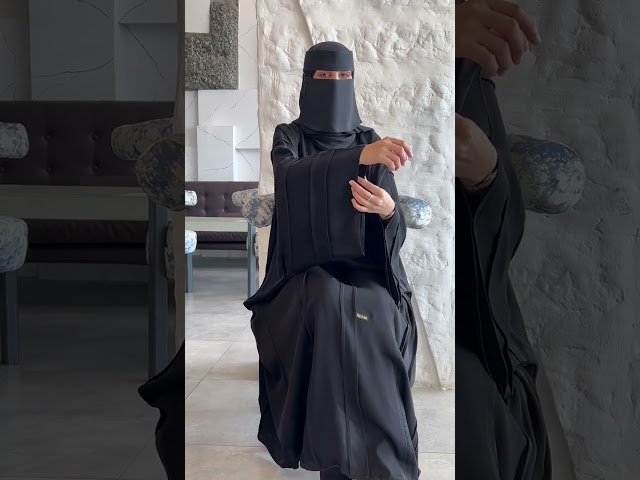 عباية بصفطات طولية على الاكمام