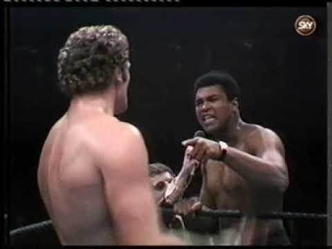 Joe Bugner having fun with Muhammad Ali