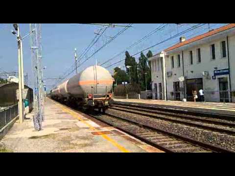 Transito treno merci di cisterne