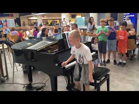 Amazing airport pianist- Harrison aged 11 plays Ludovico Einaudi cover Nuvole Bianche Video