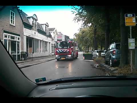 Brandweer wurmt zich langs bloembakken in 's Graveland