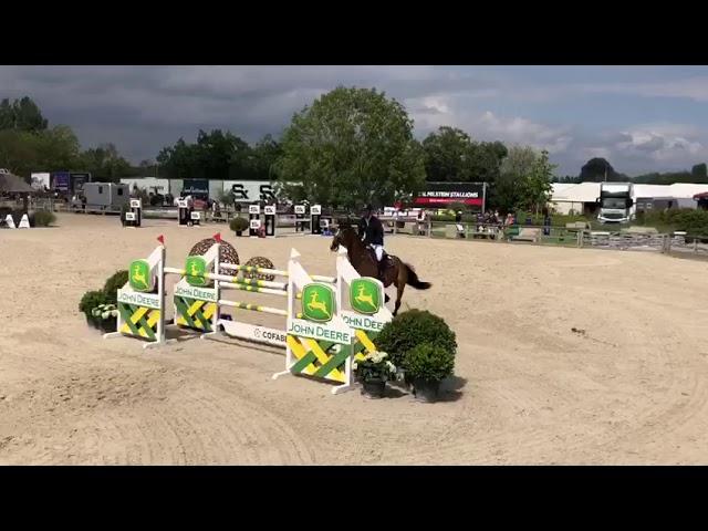 Mother of this Implanted Embryo is the CSI 1.50m jumping mare Kamilla ter Muyncken with rider Clarissa Crotta.