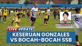Di Bawah Terik Matahari, Bocah Bocah SSB Venus Banyumas Berebut Bola dengan El Loco Gonzales
