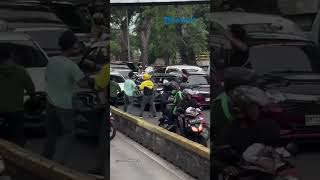 Download lagu VIRAL MOBIL LAWAN ARAH TABRAK SEJUMLAH KENDARAAN DIAMUK MASSA❗ mp3