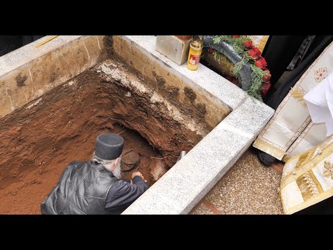 Deshumarea osemintelor părintelui Petroniu Tănase de la Schitul Prodromu (ceremonia integrală)