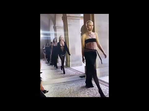 Model LOSES A SHOE at Monot Spring/Summer 2023 (Paris Fashion Week)