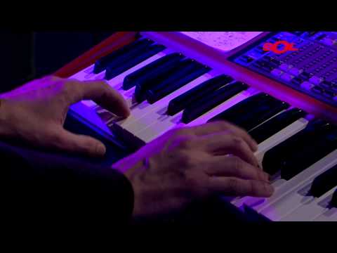 Javiera Mena "Sufrir" (A Solas 2012)