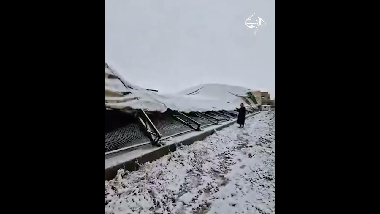 فيديو | انهيار ملعب كرة قدم شعبي بسبب كثافة الثلوج في الحمدانية بنينوى