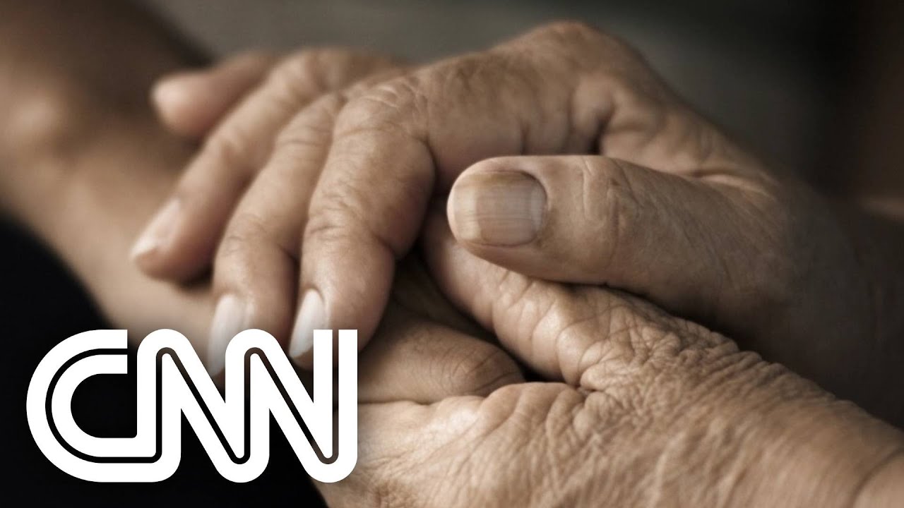 Etarismo é uma espécie de bullying relacionada à idade, diz especialista | LIVE CNN