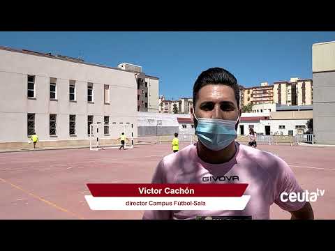 Los más pequeños disfrutan del fútbol sala con Víctor Cachón