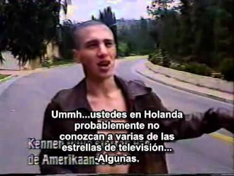John Frusciante hablando sobre sitcoms en la calle