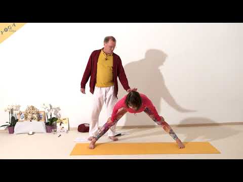 Stehende Grätsche mit Händen auf den Knien - Samakonasana - Yoga Asana Lexikon