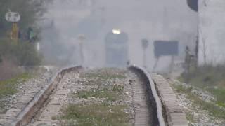 preview picture of video 'Pakistan Railways (Jumping ZCU20 6423 with 40 Dn Jafar Express)'