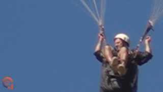 preview picture of video 'Equipe de voo de parapente em Iúna 01-09-2013'