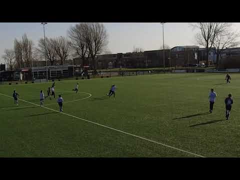 Keeper Sergio FC Abcoude 2 passeer acties met spits tegenstander