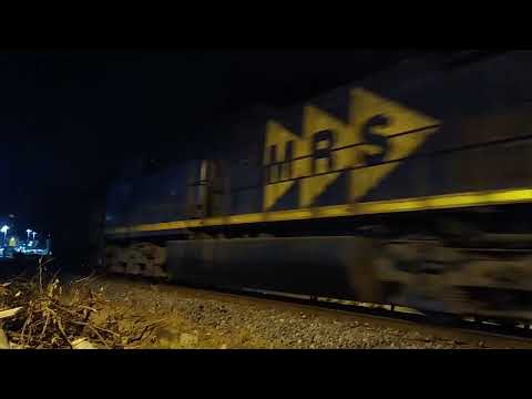 MRS - trem de minério vazio prefixo NHE 0359 passando pelo Centro da cidade de Três Rios, RJ.
